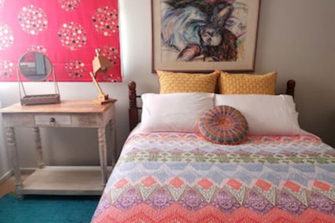 Stylish Comfortable Central Artists Home - Accommodation Redcliffe 0