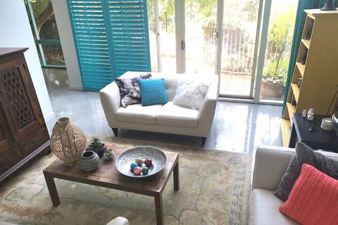 Stylish Comfortable Central Artists Home - Accommodation Redcliffe 4