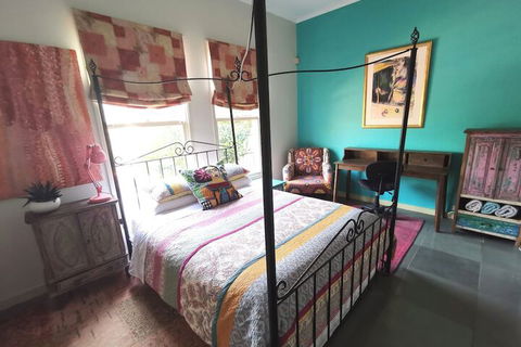 Stylish Comfortable Central Artists Home - Accommodation Redcliffe 7
