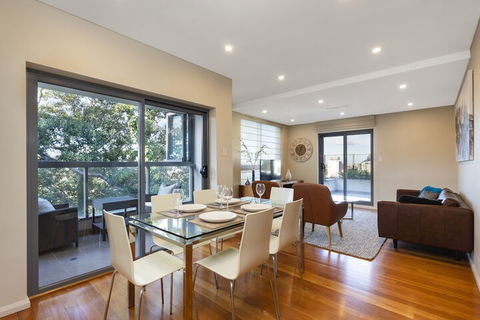 2 Bdrm North Sydney With Harbour Views - Accommodation Redcliffe 7