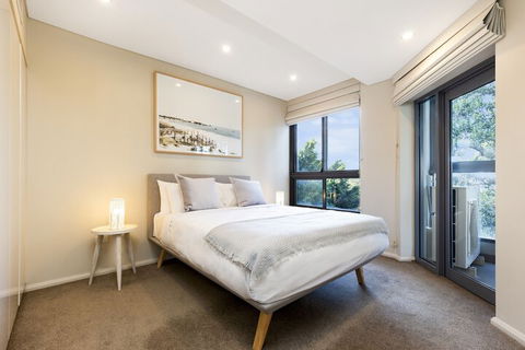 2 Bdrm North Sydney With Harbour Views - Accommodation Redcliffe 5