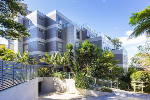 2 Bdrm North Sydney With Harbour Views - Accommodation Redcliffe 1