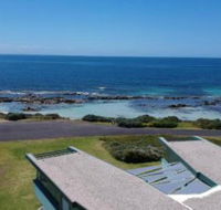 Boathouse nearly in the water  wonderful views - Accommodation Redcliffe