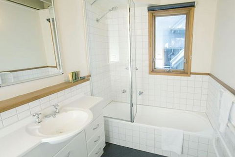 Eagles Nest - Accommodation Redcliffe 5