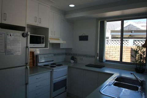 KENTIA - Accommodation Redcliffe 4