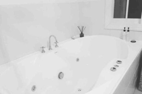 Eumundi Stay ( & Double Person Spa Bath) - Accommodation Redcliffe 4