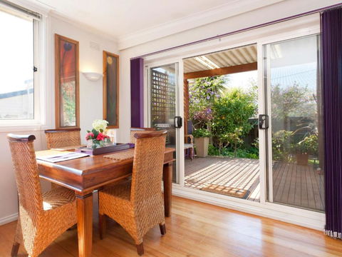 METRES TO THE BEACH MORNINGTON - Accommodation Redcliffe 1