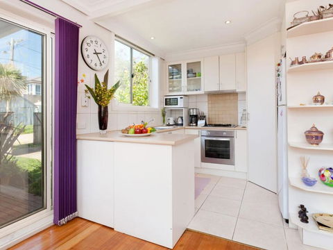 METRES TO THE BEACH MORNINGTON - Accommodation Redcliffe 2
