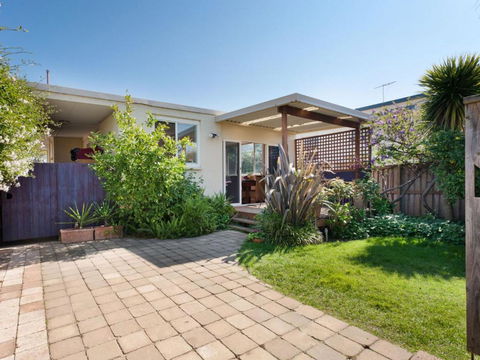 METRES TO THE BEACH MORNINGTON - Accommodation Redcliffe 4