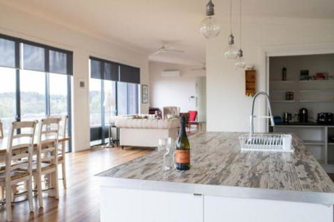 Five Bed Five Bath Five Star View 2 Mins To CBD Wentworth Estate - Accommodation Redcliffe 3