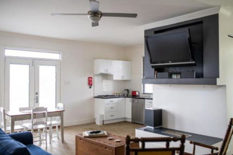 Five Bed Five Bath Five Star View 2 Mins To CBD Wentworth Estate - Accommodation Redcliffe 7