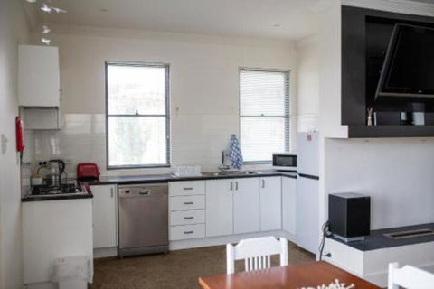 Five Bed Five Bath Five Star View 2 Mins To CBD Wentworth Estate - Accommodation Redcliffe 6
