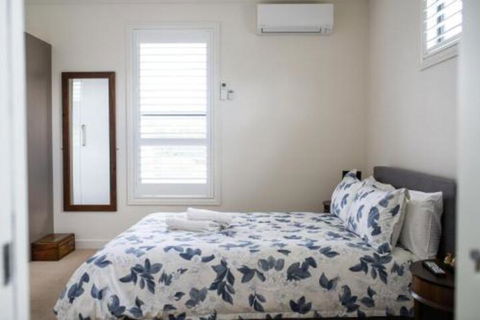 Five Bed Five Bath Five Star View 2 Mins To CBD Wentworth Estate - Accommodation Redcliffe 2