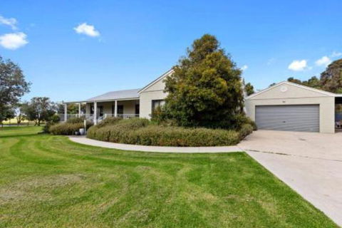 MERMAIDS On MARENGO Large Home With Wifi - Accommodation Redcliffe 3