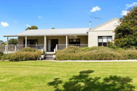 MERMAIDS On MARENGO Large Home With Wifi - Accommodation Redcliffe 4