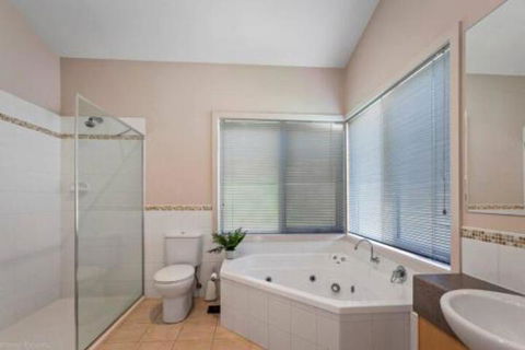 DRIFTWOOD VILLA Free Wifi Walk To Beach - Accommodation Redcliffe 3