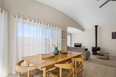 DRIFTWOOD VILLA Free Wifi Walk To Beach - Accommodation Redcliffe 6