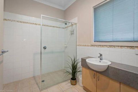 DRIFTWOOD VILLA Free Wifi Walk To Beach - Accommodation Redcliffe 2
