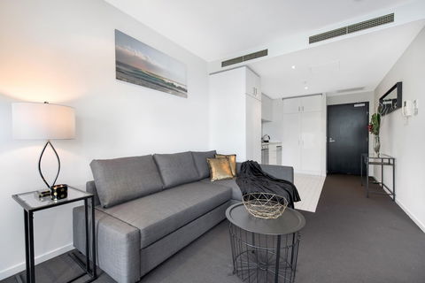 FARINA, 1BDR Docklands Apartment - Accommodation Redcliffe 2