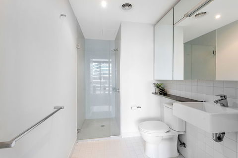 FARINA, 1BDR Docklands Apartment - Accommodation Redcliffe 1