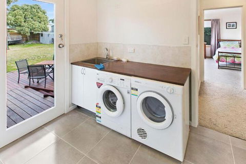 Sama Sama Walking Distance To Town & Water - Accommodation Redcliffe 7