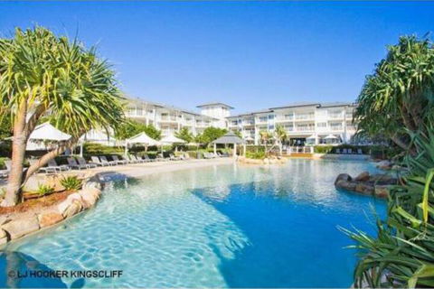 RESORT On The BEACH 5215 OCEAN GLIMPSES - Accommodation Redcliffe 4