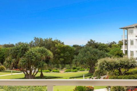 RESORT On The BEACH 5215 OCEAN GLIMPSES - Accommodation Redcliffe 2