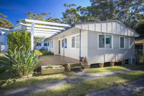 MOLLYMOOK BEACH COTTAGE - Accommodation Redcliffe 3