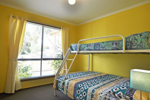 Alwyns By THE SEA PET Friendly - Accommodation Redcliffe 6