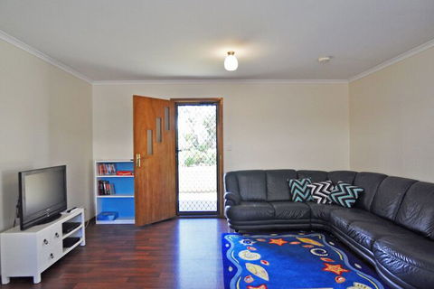 Alwyns By THE SEA PET Friendly - Accommodation Redcliffe 4