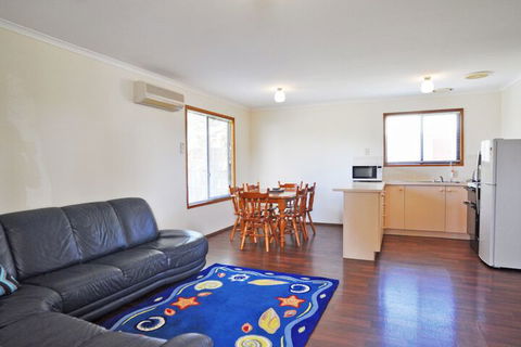 Alwyns By THE SEA PET Friendly - Accommodation Redcliffe 7