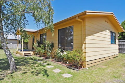 Alwyns By THE SEA PET Friendly - Accommodation Redcliffe 0