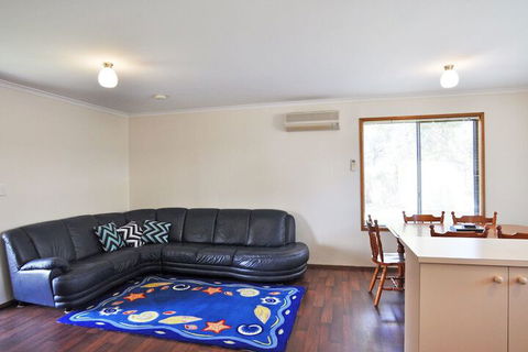 Alwyns By THE SEA PET Friendly - Accommodation Redcliffe 2