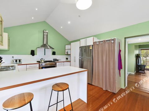 Family Friendly Weatherboard Cottage - Accommodation Redcliffe 4