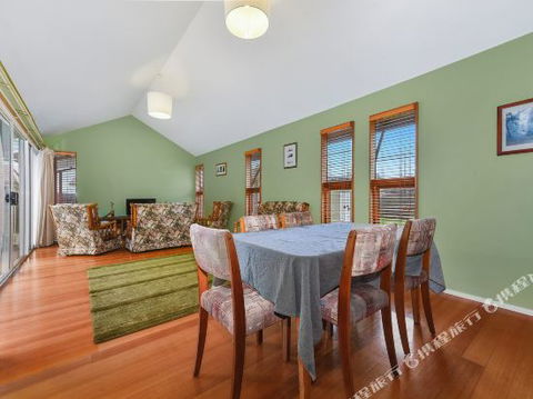 Family Friendly Weatherboard Cottage - Accommodation Redcliffe 3