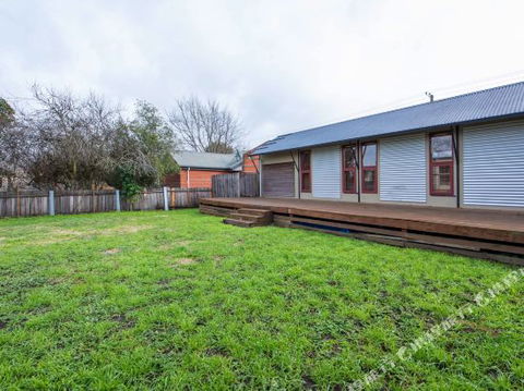 Family Friendly Weatherboard Cottage - Accommodation Redcliffe 1
