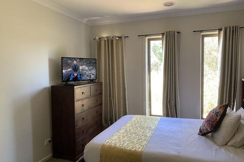 Apple House - Accommodation Redcliffe 6