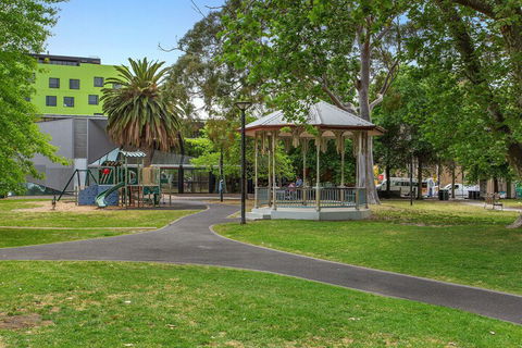 GRATTAN A Premier Location & Modern Space - Accommodation Redcliffe 7