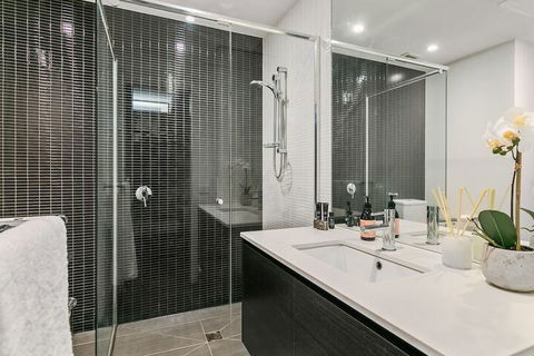 GRATTAN A Premier Location & Modern Space - Accommodation Redcliffe 1