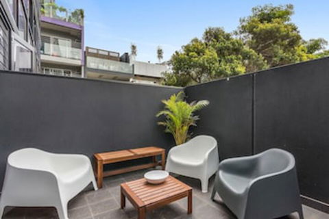 GRATTAN A Premier Location & Modern Space - Accommodation Redcliffe 0