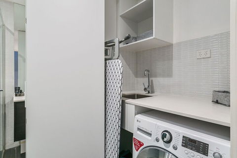 GRATTAN A Premier Location & Modern Space - Accommodation Redcliffe 5