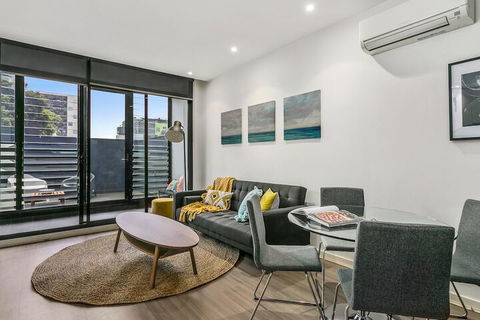 GRATTAN A Premier Location & Modern Space - Accommodation Redcliffe 3