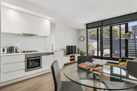 GRATTAN A Premier Location & Modern Space - Accommodation Redcliffe 4