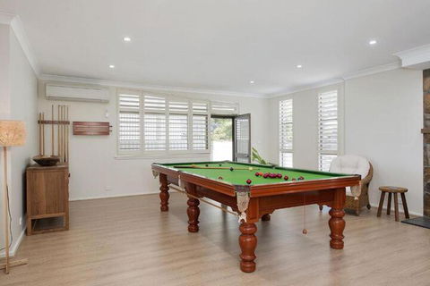 Whispering Sands 10 Sandy Point Road Luxury Waterfront Home With Aircon WIFI & Foxtel - Accommodation Redcliffe 5