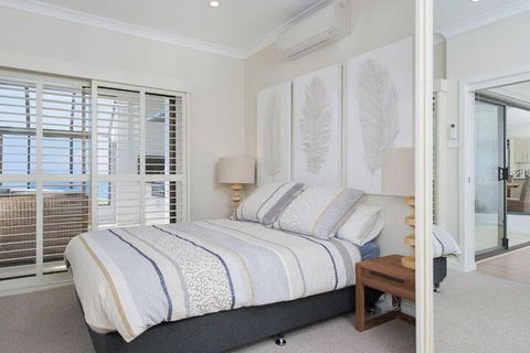 Whispering Sands 10 Sandy Point Road Luxury Waterfront Home With Aircon WIFI & Foxtel - Accommodation Redcliffe 7