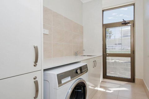 Whispering Sands 10 Sandy Point Road Luxury Waterfront Home With Aircon WIFI & Foxtel - Accommodation Redcliffe 3