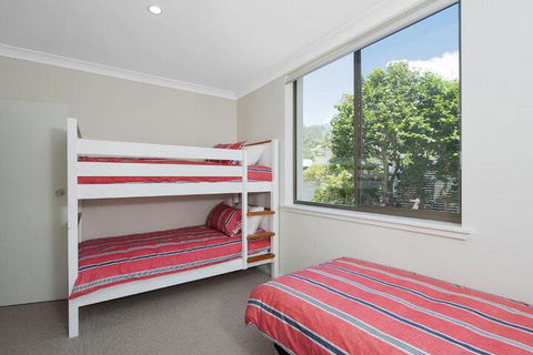 Whispering Sands 10 Sandy Point Road Luxury Waterfront Home With Aircon WIFI & Foxtel - Accommodation Redcliffe 2
