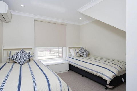 Whispering Sands 10 Sandy Point Road Luxury Waterfront Home With Aircon WIFI & Foxtel - Accommodation Redcliffe 4