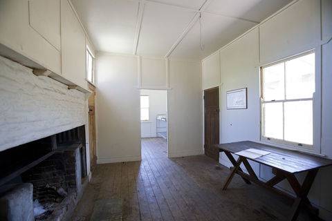 Brackens Hut - Accommodation Redcliffe 3