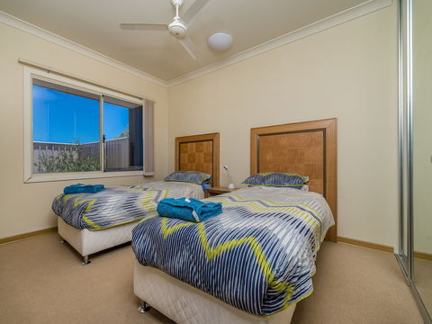 Seafront Unit 60 - Accommodation Redcliffe 3